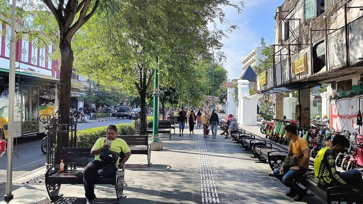 Malioboro, satu tempat wisata dekat Stasiun Tugu Jogja yang cocok buat keluarga.