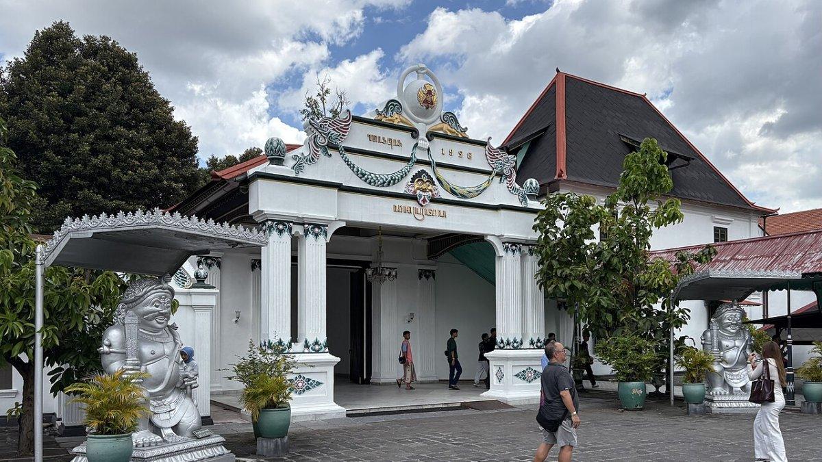 Keraton Yogyakarta, satu tempat wisata dekat Stasiun Tugu Jogja yang cocok buat keluarga.