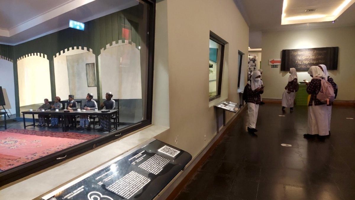 Museum Benteng Vredeburg, satu tempat wisata dekat Stasiun Tugu Jogja yang cocok buat keluarga.