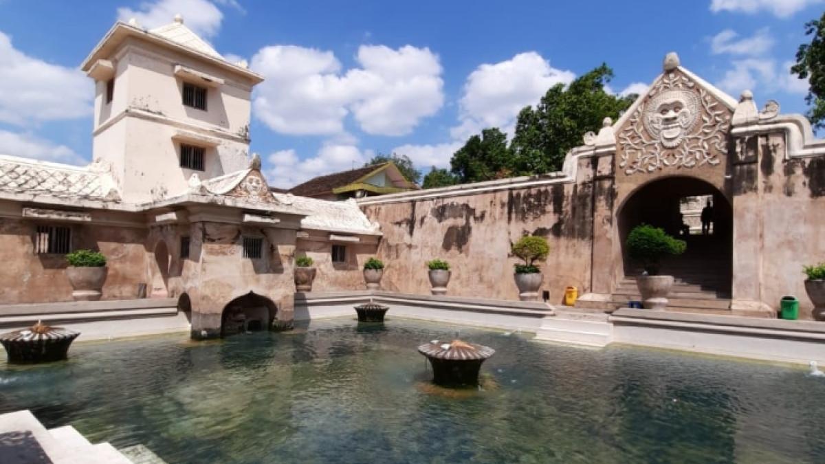 Taman Sari, satu tempat wisata dekat Stasiun Tugu Jogja yang cocok buat keluarga.