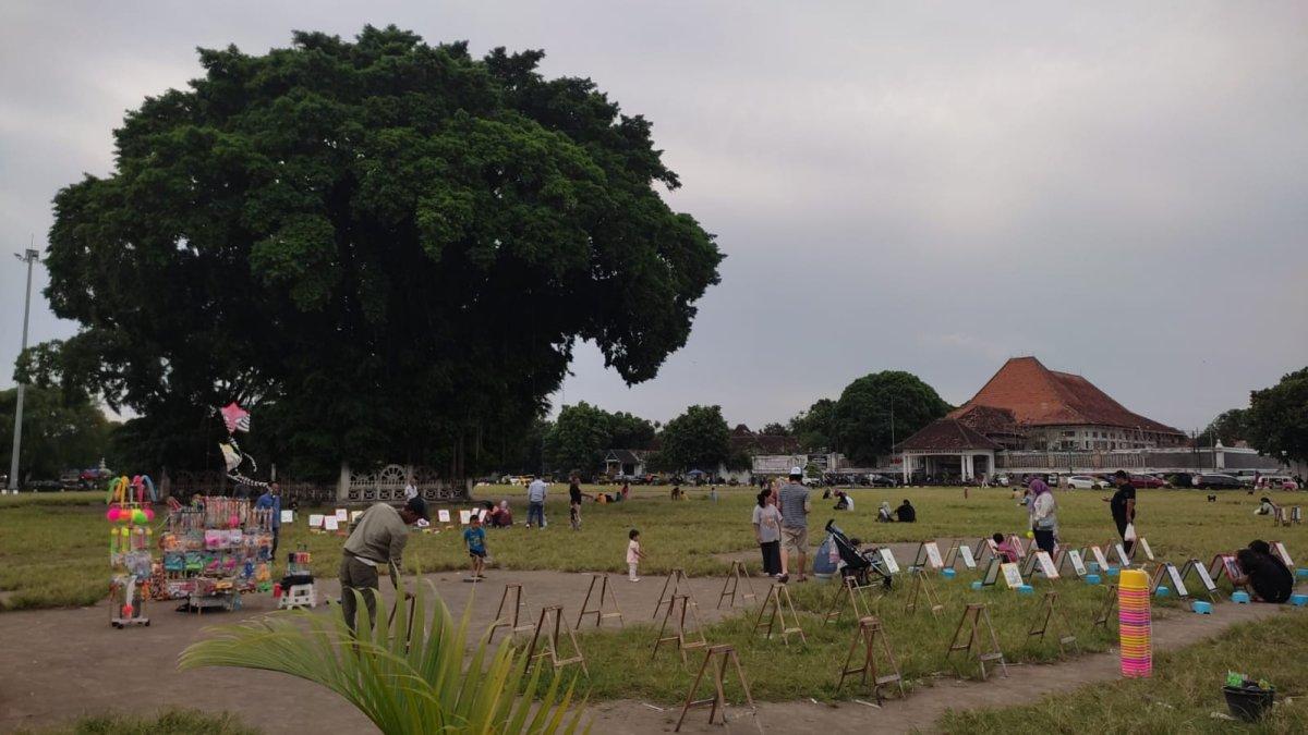 Alun-Alun Kidul, satu tempat wisata dekat Stasiun Tugu Jogja yang cocok buat keluarga.