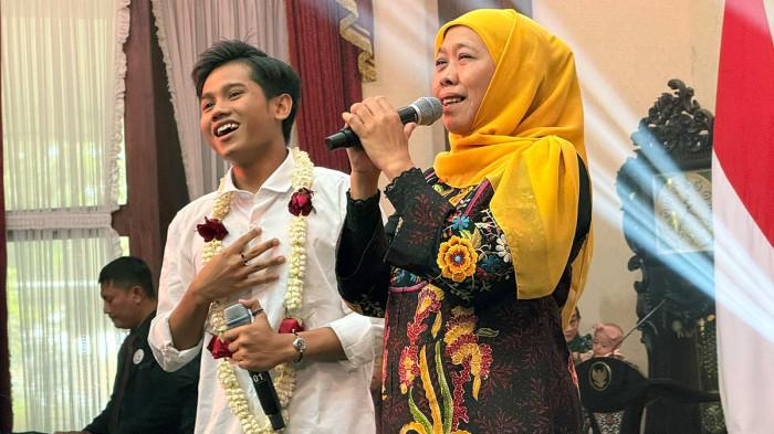 PENYAMBUTAN MERIAH - Gubernur Jawa Timur, Khofifah Indar Parawansa menggelar penyambutan meriah untuk Runner Up D’Academy 7 Indosiar yang berasal dari Pamekasan, Madura, Achmad Valen Akbar, di Gedung Negara Grahadi Surabaya pada Kamis (1/1/2026) pagi. Valen berduet dengan Gubernur Khofifah menyanyikan lagu 