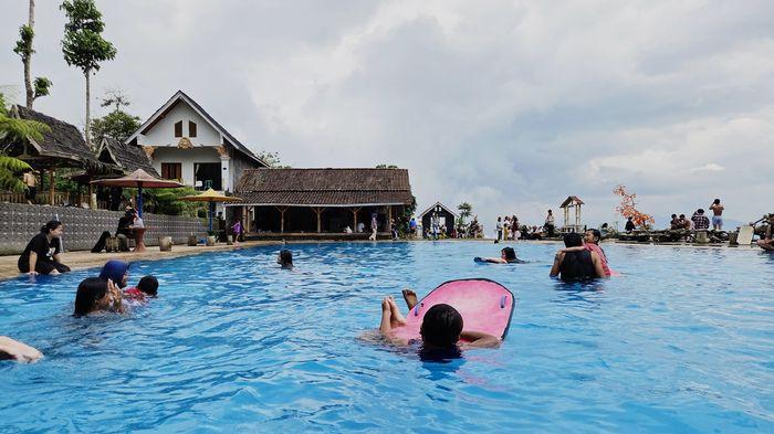 BALONG GEULIS - Suasana di Balong Geulis, Cibugel, Sumedang, Kamis (1/1/2026).