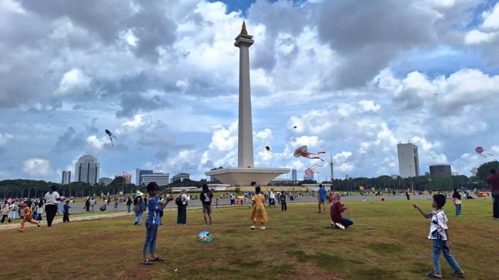 LIBURAN TAHUN BARU - Penampakan pengunjung Monas yang asyik main layangan sambil menikmati momen liburan awal tahun 2026.