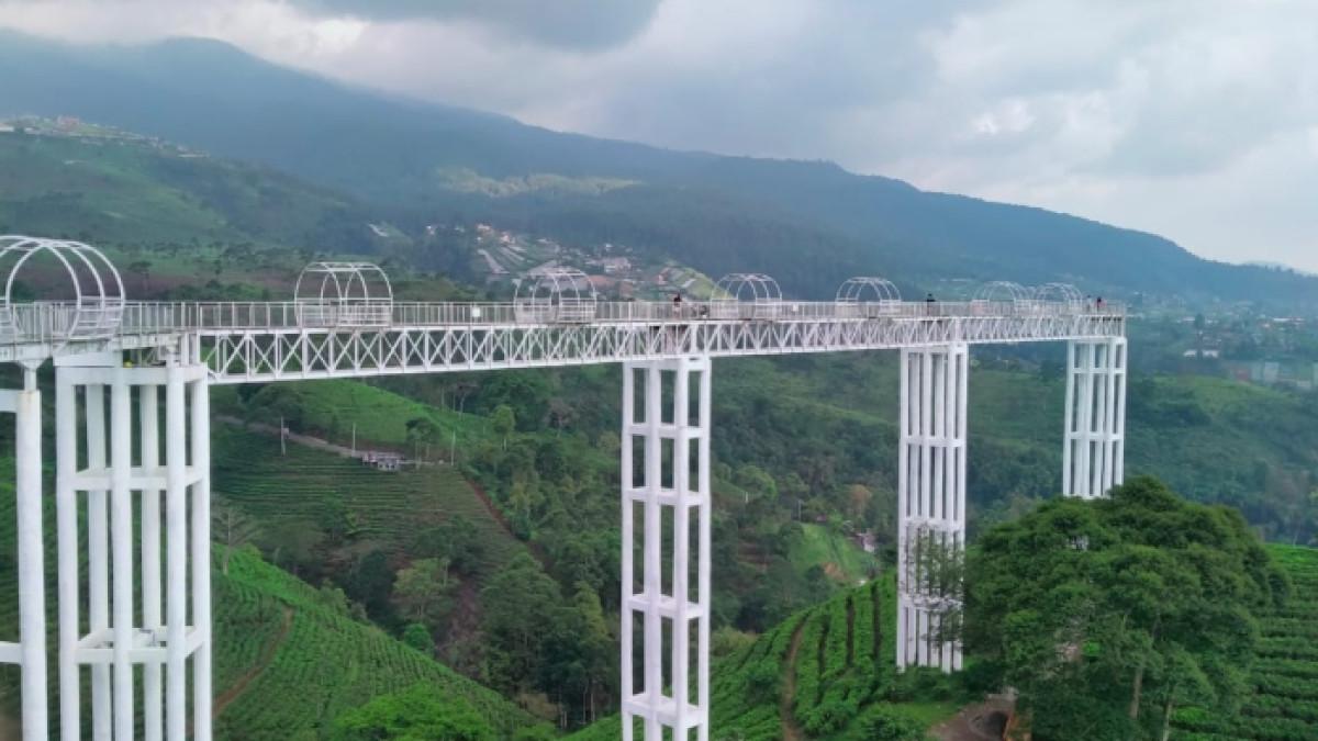 Pemandangan Kemuning Sky Hills, wisata hits di Ngargoyoso, Karanganyar, Jawa Tengah yang sedang ramai diminati wisatawan, Sabtu (27/9/2025).