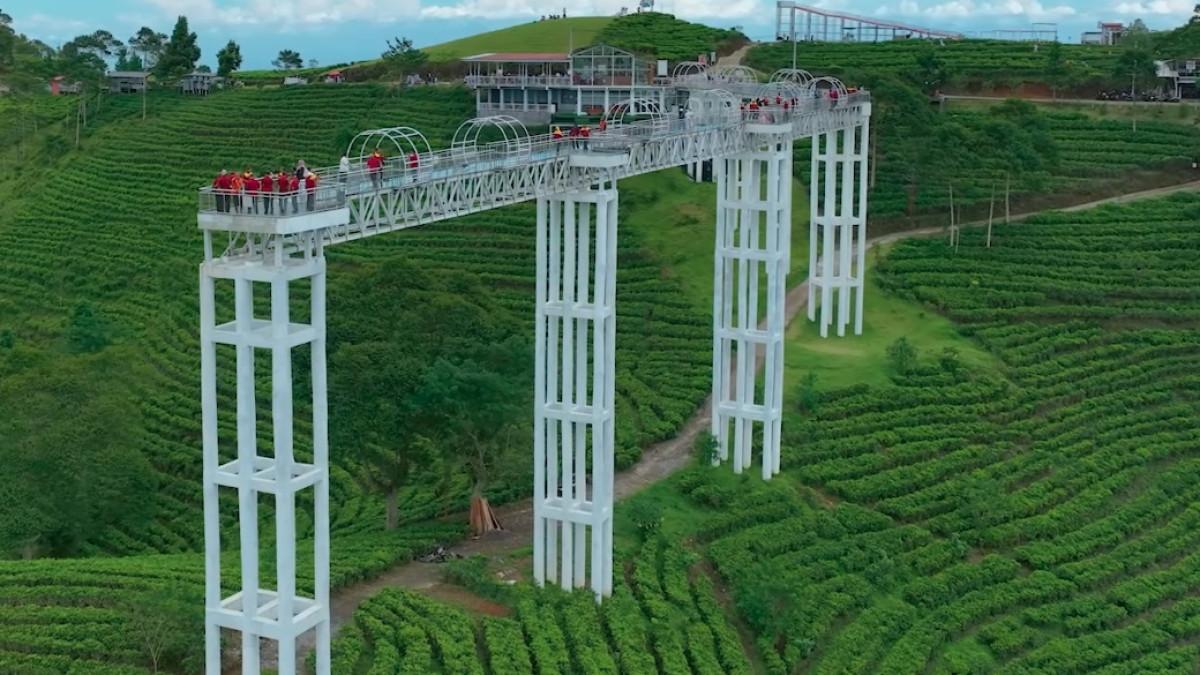 Jangan lupa mampir ke spot foto Jembatan Kaca, ikon Kemuning Sky Hills yang jadi favorit wisatawan.