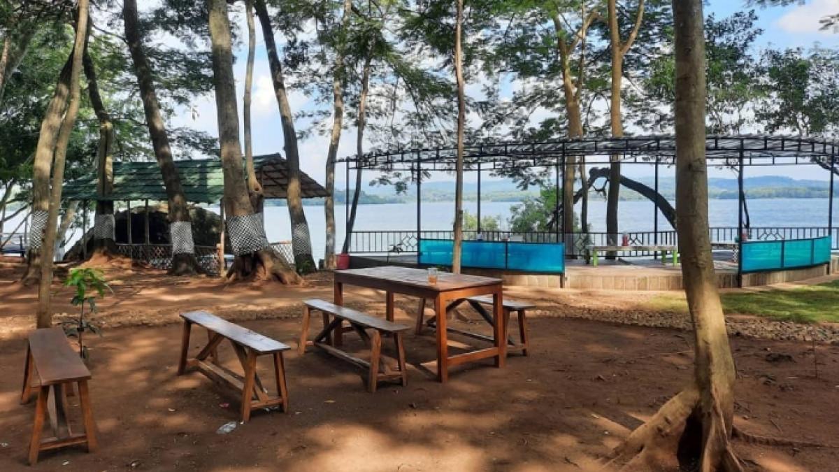 Area santai di Pantai Gading Purba, tempat wisata hidden gem di Wonogiri, Jawa Tengah.