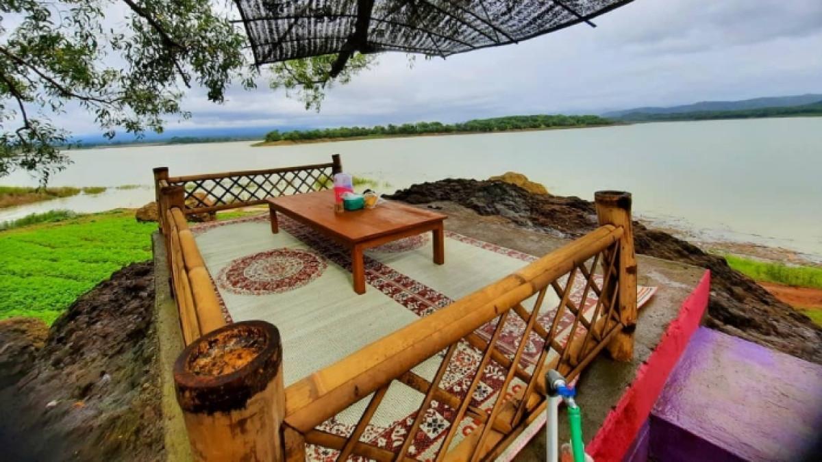 Gazebo di Pantai Gading Purba, tempat wisata hidden gem di Wonogiri, Jawa Tengah.