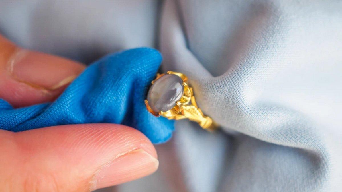 Selalu bersihkan perhiasan secara berkala agar tidak kusam.