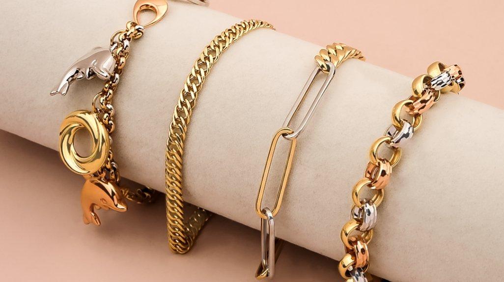 Gunakan wadah yang mumpuni sebelum menyimpan perhiasan. 