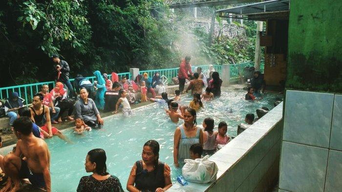 Daya Tarik Wisata (DTW) Guci atau objek wisata pemandian air panas Guci.