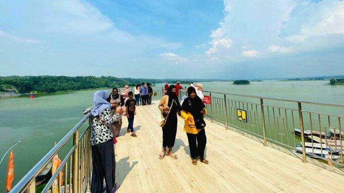Menunggang kuda dan melihat pemandangan dari gardu pandang jadi daya tarik yang ada di Objek Wisata Waduk Cacaban, Kecamatan Kedungbanteng, Kabupaten Tegal, Jawa Tengah.