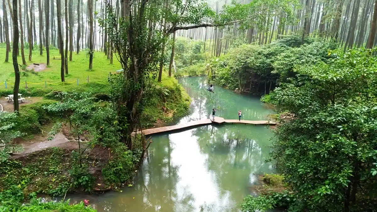 Tali tarzan yang menjadi tantangan tersendiri bagi pengunjung Wisata Prabanlintang, Kabupaten Tegal, Senin (5/3/2018). 