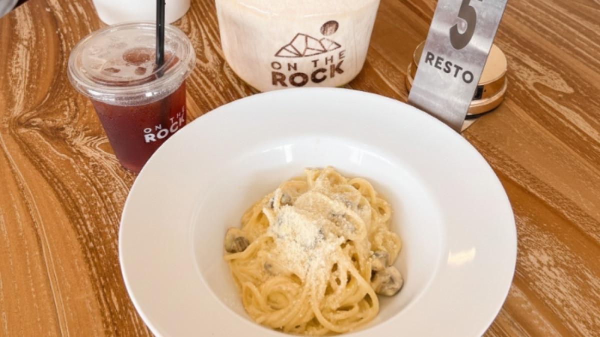 Menu makanan dan minuman di On The Rock Gunugkidul, Jogja.