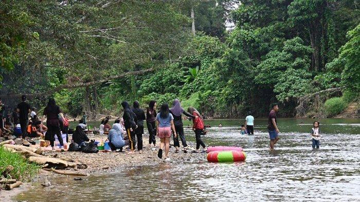 SUNGAI BELAYAN MALINAU - Suasana di Pemandian Sungai Belayan Desa Belayan Kecamatan Malinau Utara, Kabupaten Malinau, Kalimantan Utara, Minggu (26/1/2025).