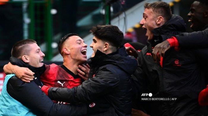 Gelandang AC Milan Jan Carlo Simic (2ndL) melakukan selebrasi setelah mencetak gol ke gawang Monza pada pertandingan sepak bola Serie A di San Siro, pada 17 Desember 2023.MARCO BERTORELLO / AFP