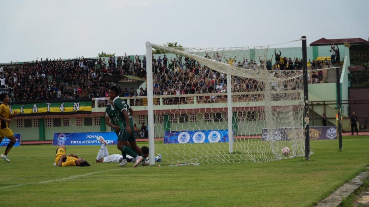 KEMENANGAN PSIK KLATEN - Momen bola bersarang di gawang Wisesa FC pada pertandingan Liga 4 Jawa Tengah 2025/26 di Stadion Trikoyo Klaten, di Stadion Trikoyo Klaten, Sabtu (3/1/2026).