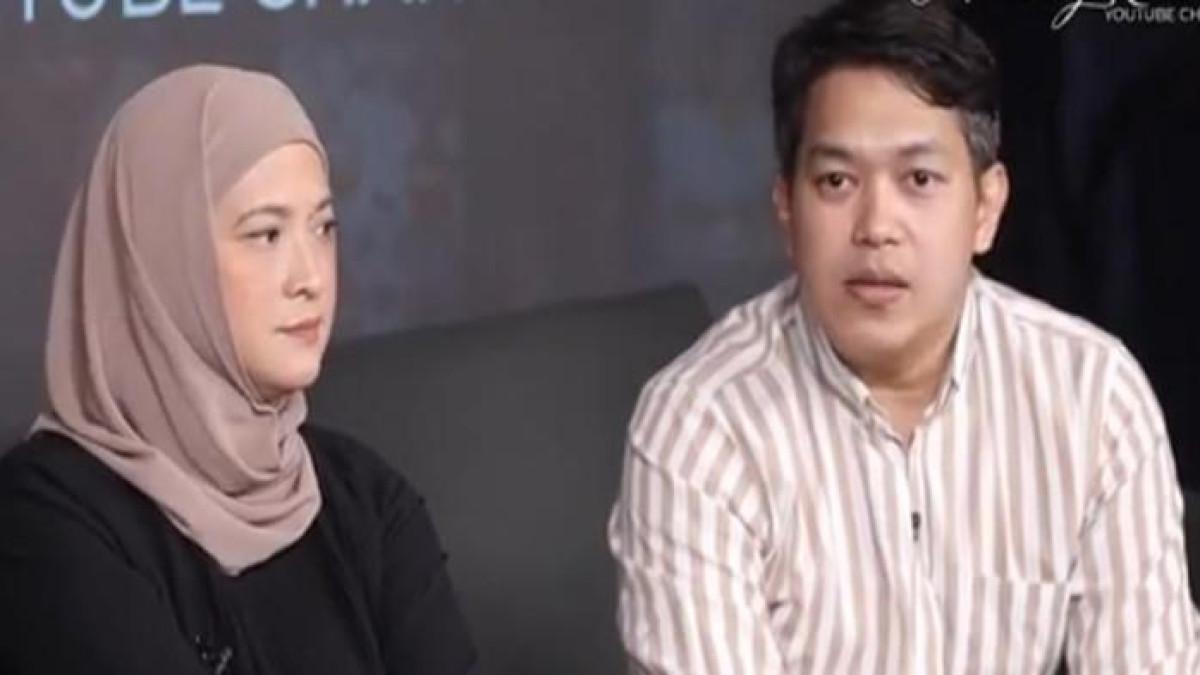 SUAMI ANDHARA EARLY - Mengenal Sosok Bugi Ramadhana yang dikabarkan bercerai dengan artis Andhara Early setelah 14 tahun menjalani rumah tangga. Eks drumer band Phantom.