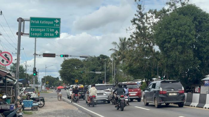 RAMAI LANCAR LALIN- Arus lalu lintas di Jalan Tjilik Riwut Km 10 Palangka Raya, Sabtu (3/1/2026) siang. Meski volume kendaraan meningkat pada, kondisi jalan dari arah menuju Tangkiling terpantau ramai namun tetap lancar.
