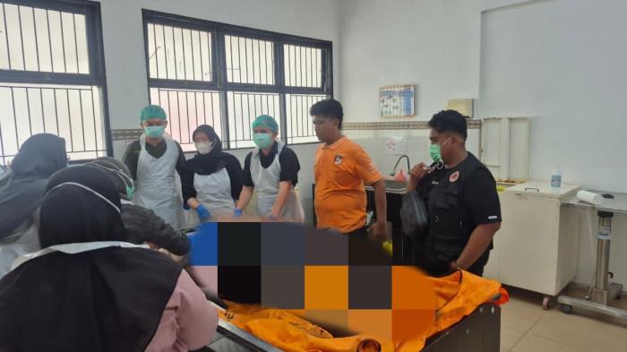 PENEMUAN JENAZAH - Jenazah korban penemuan meninggal dunia di Kelurahan Kereng Bangkirai divisum oleh petugas RSUD Doris Sylvanus Palangka Raya, Sabtu (3/1/2026).