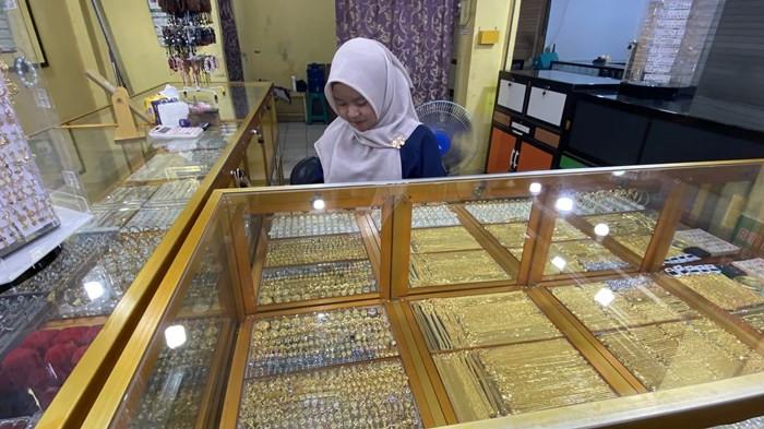 HARGA EMAS HARI INI - Suasana di Kompleks Pasar Baru Palangka Raya, harga emas mengalami fluktuatif pada Sabtu 3 Januari 2026.