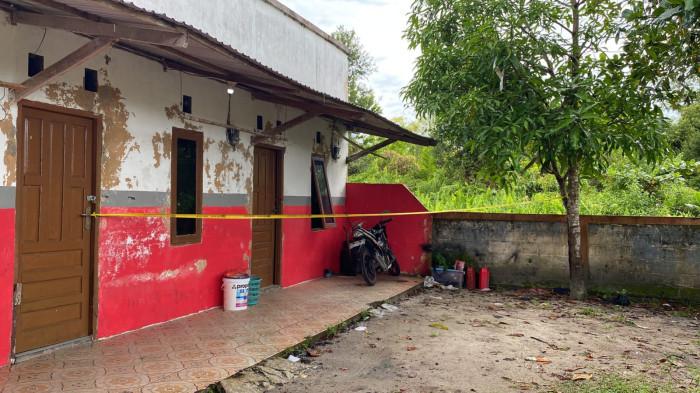 BARAK - Garis polisi sudah terpasang di depan kamar kos, dan motor korban, Satria F, masih terparkir di luar saat TribunKalteng.com tiba di lokasi, Sabtu (3/1/2026).