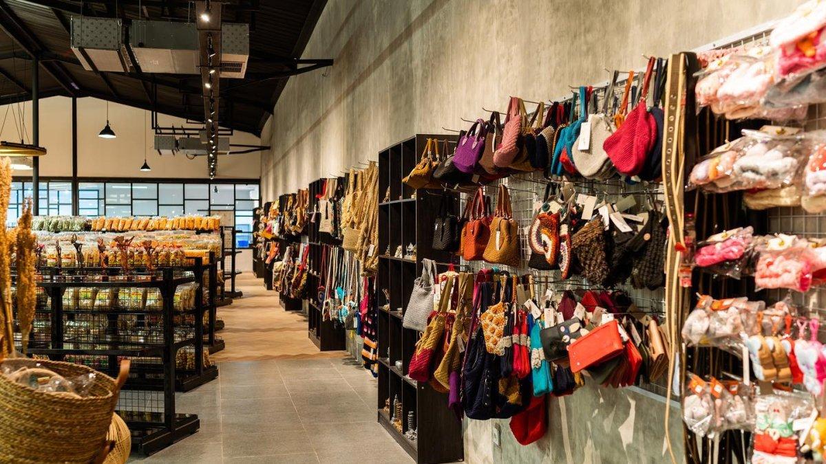 Berbagai jenis oleh-oleh bisa kamu temukan di Ibarbo Park Jogja, mulai dari makanan, fashion hingga asesoris.