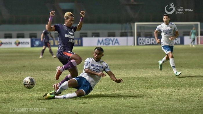 GABUNG BORNEO FC - Ardi Idrus (jersey putih) saat masih bela Persib Bandung.