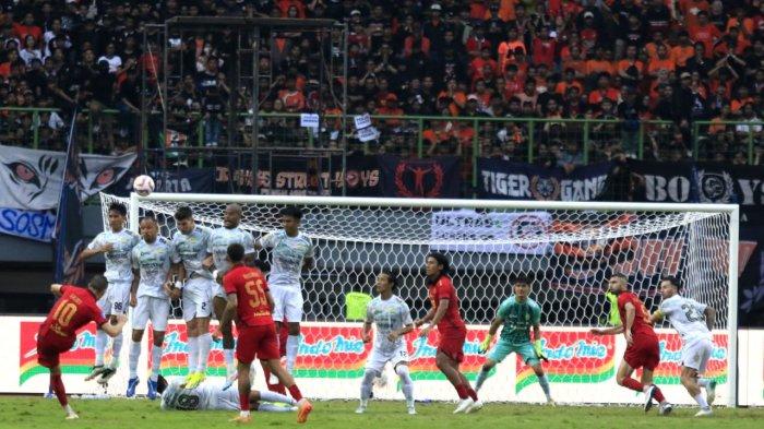 Sejumlah pemain Persib Bandung membuat pagar betis menghadang bola tendang bebas yang dilancarkan pemain Persija Jakarta, Maciej Jacek Gajos pada pertandingan pekan ke-23 Liga 1 2024-2025 di Stadion Patriot Candrabhaga, Bekasi, Jawa Barat, Minggu (16/2/2025).