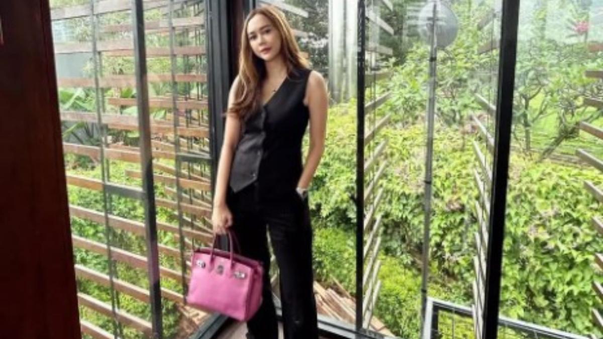 Aura Kasih mengaku kini pilih mencari pasangan yang lebih tua dibanding brondong.