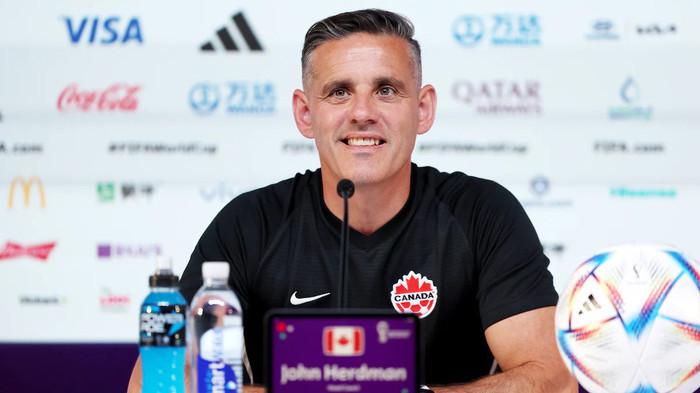 John Herdman, Pelatih Kepala Kanada, bereaksi selama konferensi pers di Pusat Media Utama pada 30 November, selama Piala Dunia di Doha, Qatar. (www.gettyimages)