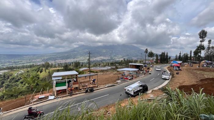 JALAN LINGKAR SUMBING - Suasana di Jalan Lingkar Sumbing (Jalisu) Wonosobo, yang belakangan ramai diperbincangkan di media sosial, Rabu (7/1/2026). Banyak warga lokal yang berjualan maupun wisatawan luar daerah yang sengaja datang untuk mencoba jalan baru ini karena memiliki pemandangan yang indah.