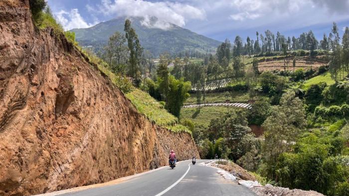JALAN LINGKAR SUMBING - Suasana di Jalan Lingkar Sumbing (Jalisu) Wonosobo, yang belakangan ramai diperbincangkan di media sosial, Rabu (7/1/2026). Banyak warga lokal yang berjualan maupun wisatawan luar daerah yang sengaja datang untuk mencoba jalan baru ini karena memiliki pemandangan yang indah.