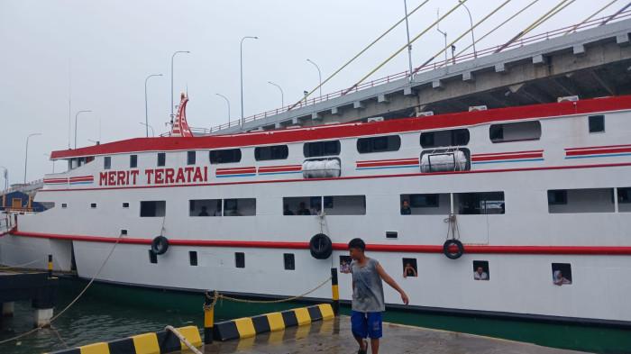 KAPAL - KM Merit Teratai yang batal berangkat dari Pelabuhan Manado, Sulawesi Utara, Rabu (7/1/2026). <div class=
