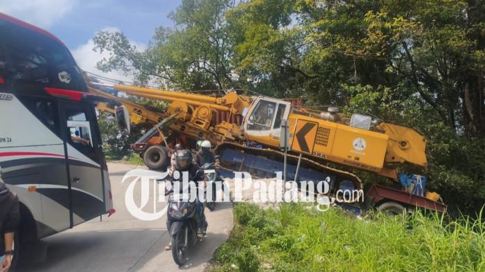 KECELAKAAN BERUNTUN- Kecelakaan beruntun terjadi di Kelok Banto, Sitinjau Lauik, Kecamatan Lubuk Kilangan, Kota Padang, Rabu (7/1/2026).