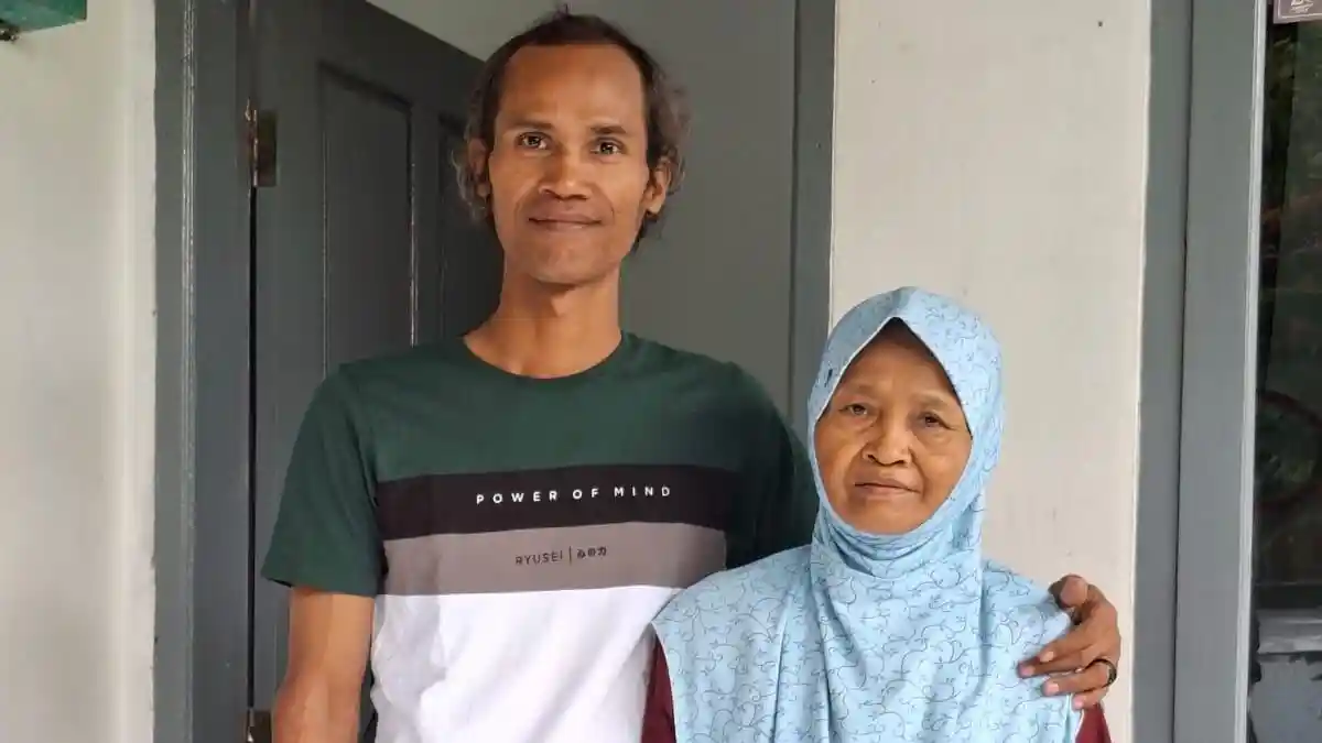 HILANG 32 TAHUN - Zainuddin berfoto bersama ibunya. Setelah hilang 32 tahun akhirnya Zainuddin bertemu keluarganya di Bantarsari.