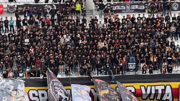 SETIA BERSAMA SFC - Ultras Palembang, salah satu kelompok suporter militan setia bersama Sriwijaya FC menjalani kompetisi Pegadaian Championship 2025/26. Suporter berkostum hitam ini menyatakan setia sampai akhir hayat.