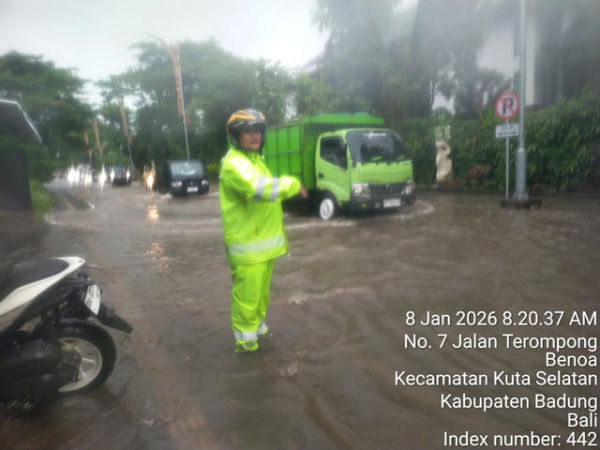 Polisi memantau arus lalu lintas pada jalanan yang tergenang air di kawasan Kuta Selatan, Badung, Bali, Kamis (8/1/2026). Foto: Dok. Polresta Denpasar