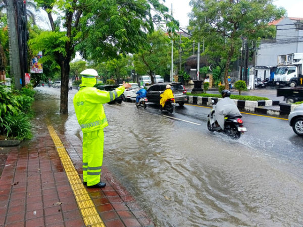 Polisi memantau arus lalu lintas pada jalanan yang tergenang air di kawasan Kuta Selatan, Badung, Bali, Kamis (8/1/2026). Foto: Dok. Polresta Denpasar