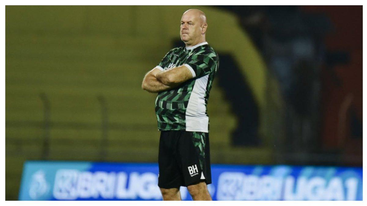POTRET BOJAN HODAK - Pelatih Persib Bandung, Bojan Hodak memimpin sesi latihan terakhir di Stadion Haji Agus Salim (9/3/2025). Bojan Hodak tanggapi isu Federico Barba.