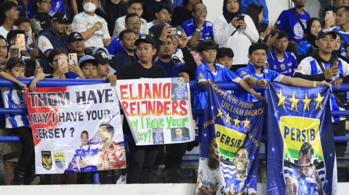 Bobotoh memberikan dukungan kepada pemain Persib Bandung saat menghadapi Bhayangkara FC pada lanjutan Super League 2025/2026 di Stadion Gelora Bandung Lautan Api (GBLA), Kota Bandung, Jawa Barat, Minggu (21/12/2025).