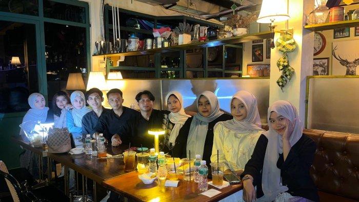 MASON COFFEE- Mason Coffee adalah salah satu kafe mungil yang cozy dan menyimpan potensi luar biasa dalam wujudnya yang tertata apik. Mason Coffee berada di Jalan Hiligoo Nomor 50, Padang sekitar 30 meter dari Hotel Pangeran City, yang mengusung nuansa vintage sangat kental dan instagramable di setiap lantainya.