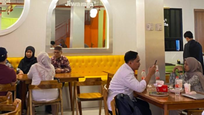 INDUSTRIAL- Kafe Jiwa Raga berlokasi di Jalan Veteran No.15, Purus, Kec. Padang Barat, tepatnya di sebelah Koramil Veteran. Kafe ini menjadi salah satu primadona karena desain bangunannya yang sangat unik, memadukan gaya industrial yang keren menjadikannya spot foto yang sangat keren di setiap sudutnya.