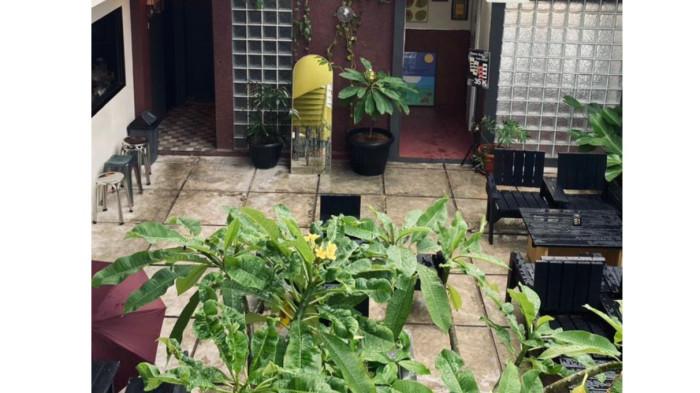 RUMAHAN- Nud House hadir dengan kafe suasana yang lebih ‘rumahan’ tapi tetap keren. Nud House berlokasi di Jalan Purus IV No. 5, Purus, Kecamatan Padang Barat.