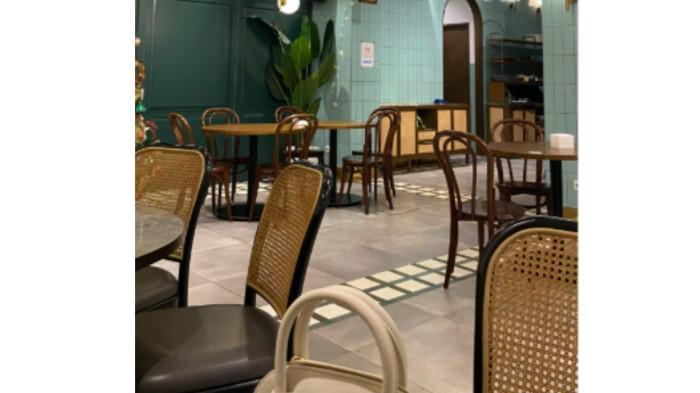 SEMI VINTAGE- Kiosk Meat & Grill berlokasi di Tepi Pasang No 40-46, Kampung Pondok, Kec. Padang Barat sekitar 220 meter dari Ruang Terbuka Hijau Imam Bonjol. Restoran ini mengusung konsep semi vintage yang elegan dengan dominasi dekorasi kayu.