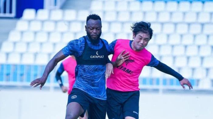 PULANG KE KANJURUHAN - Charles Lokolingoy dan Choi Bo Kyung terlibat duel dalam sesi latihan Arema FC di Stadion Kanjuruhan, Kabupaten Malang, Jumat (11/4/2025). Rencananya Arema FC akan menggelar laga uji coba di Stadion Kanjuruhan dalam waktu dekat ini.