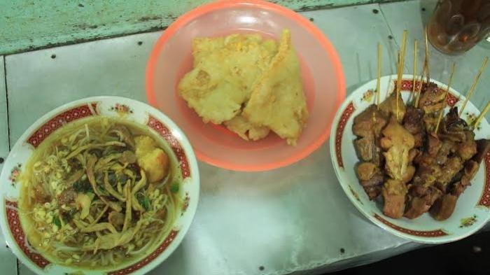 Ilustrasi: nikmatnya menyantap soto di kala hujan