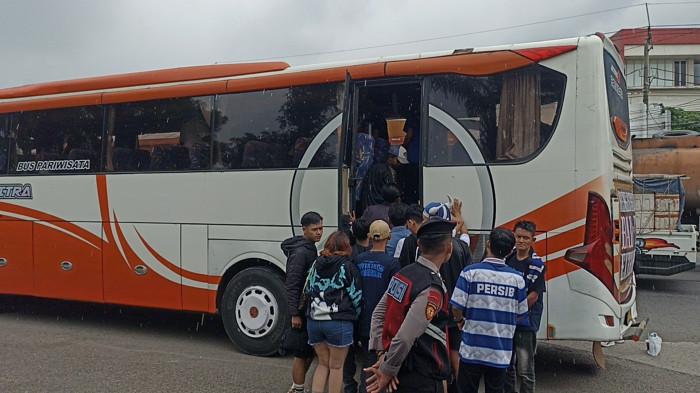 Tercatat sebanyak 960 suporter Persib Viking Karawang yang berangkat secara resmi melalui distrik setelah mendaftar pembelian tiket. Mereka akan menyaksikan langsung Persib Bandung kontra Persija Jakarta di Stadion Gelora Bandung Lautan Api (GBLA), Minggu (11/1/2026).Rai mengungkapkan, antusiasme Bobotoh asal Karawang sangat tinggi untuk mendukung Maung Bandung pada laga klasik tersebut.