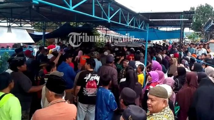 JENAZAH NINI - Jenazah Nini, bocah yang hanyut di Curup Tengah, akhirnya tiba di rumah duka, Minggu (11/1/2026). Tangis keluarga pecah saat korban disemayamkan.