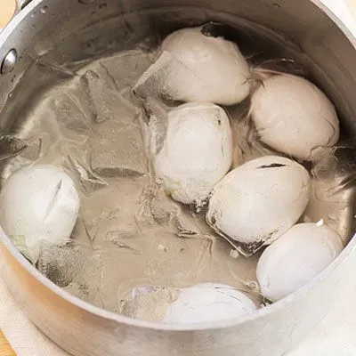 mengupas telur rebus